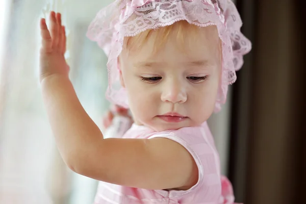 Bambina vicino alla finestra — Foto Stock