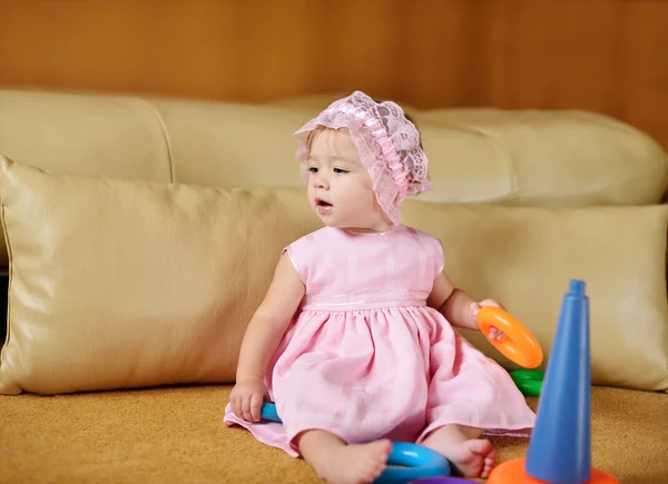 Menina bebê jogando em casa — Fotografia de Stock