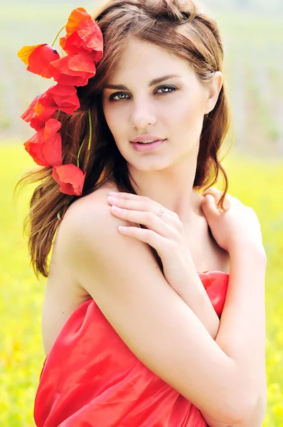 Poppies in hair — Stock Photo, Image