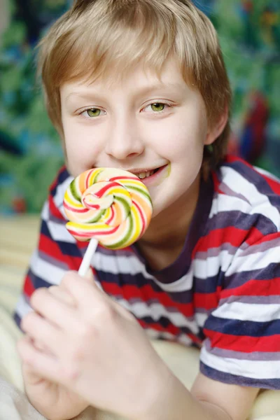 Niño con piruleta — Foto de Stock