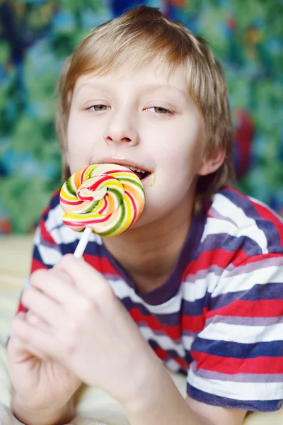 ロリポップを食べる少年 — ストック写真