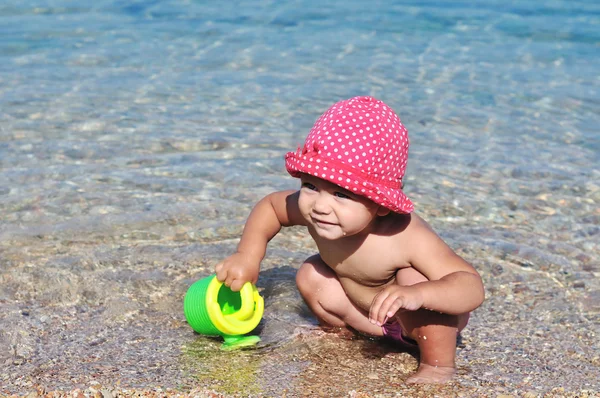 Bébé jouant en mer — Photo