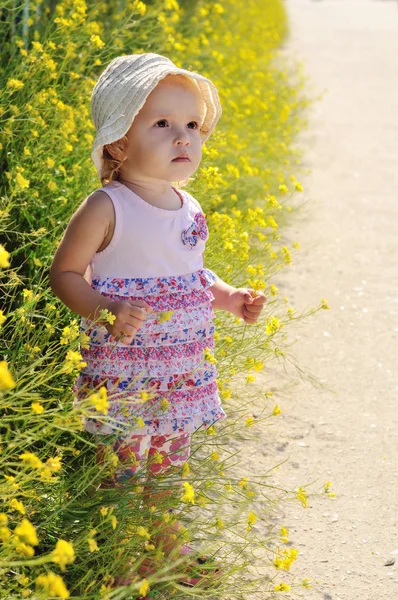 Meisje van de baby met bloem — Stockfoto