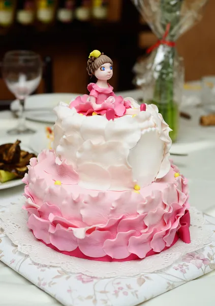 Tort urodzinowy ozdobiony kremówki — Zdjęcie stockowe