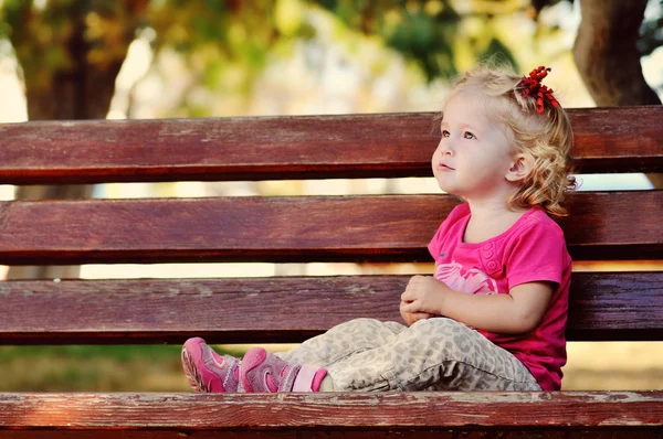 Tout-petit sur le banc — Photo