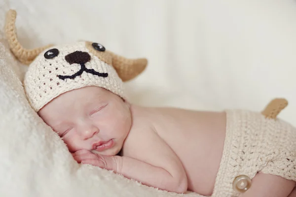 Pequeno recém-nascido engraçado — Fotografia de Stock