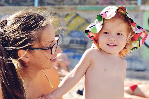 Baby dcera a matka na pláži — Stock fotografie