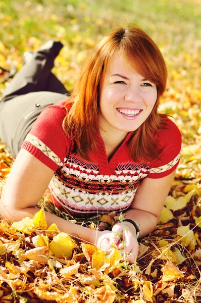 Happy woman in fall park — Stock Photo, Image