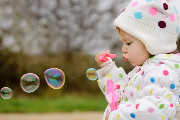 Menina com bolhas de sabão — Fotografia de Stock