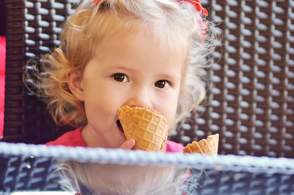 Baby Mädchen mit Eis — Stockfoto