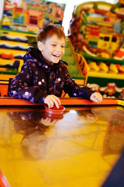 Junge spielt Airhockey Spiel — Stockfoto