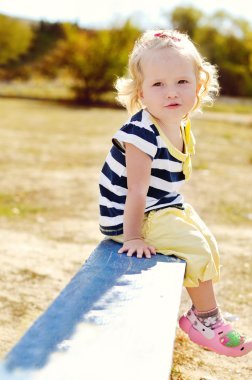 bankta oturan toddler