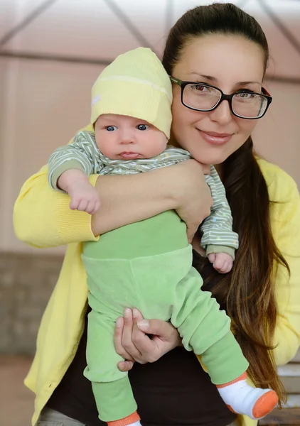 어머니가 아기를 안고 있다 — 스톡 사진