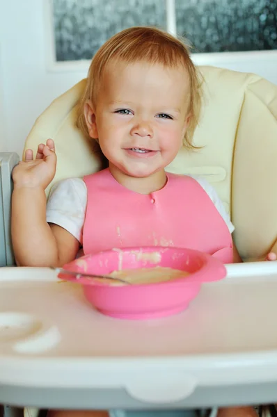 Feliz comendo bebê menina — Fotografia de Stock