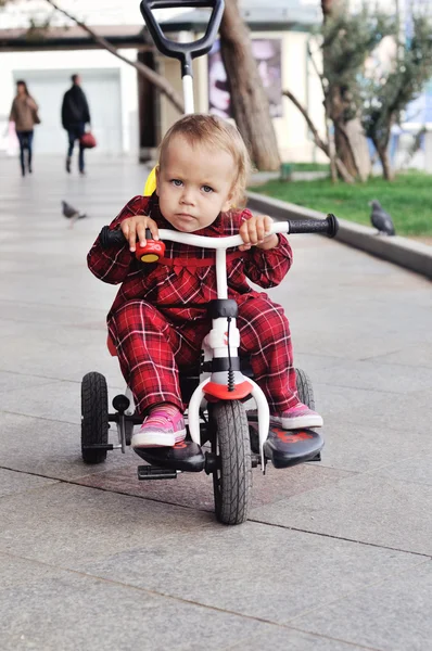Dítě na její tříkolka — Stock fotografie