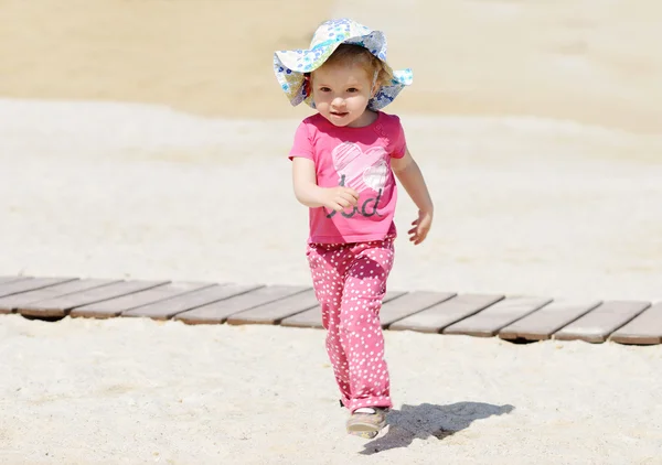 Peuter draait op het strand — Stockfoto