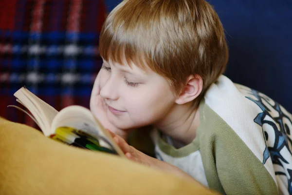 Ragazzo lettura a casa — Foto Stock