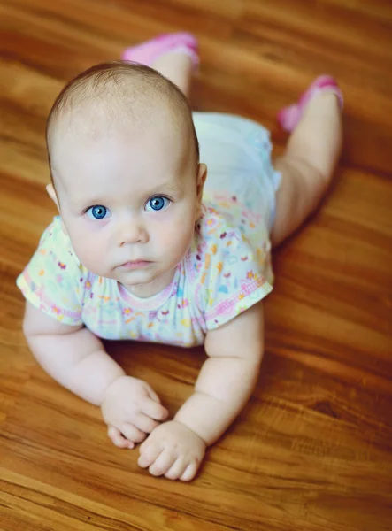 Barnet på golvet — Stockfoto