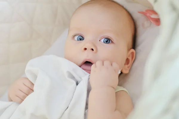 Blauäugiges Baby im Kinderbett — Stockfoto