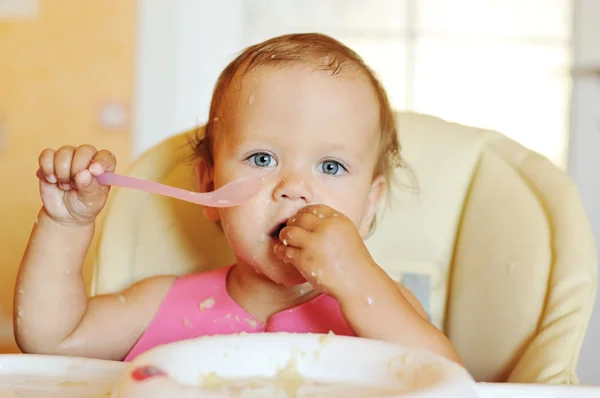 Sujo bebê menina — Fotografia de Stock