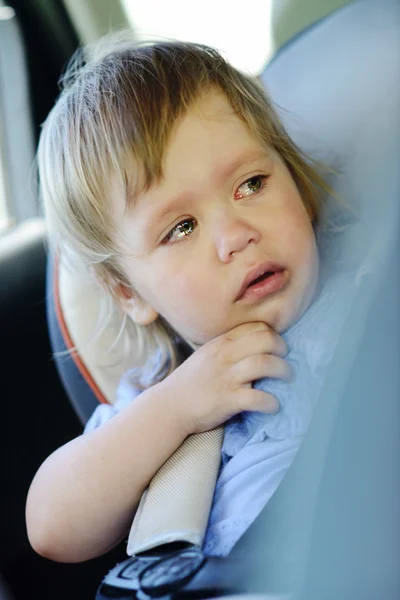 Bebé llorando en silla de coche —  Fotos de Stock