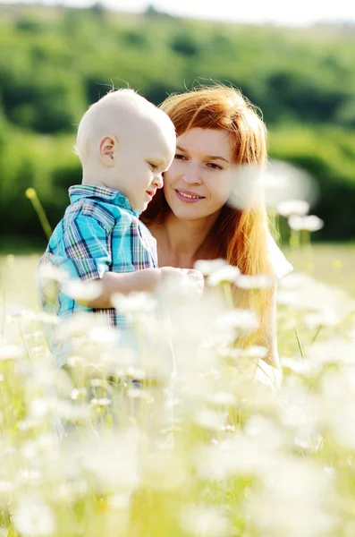 Mother and son in field — Stock Photo, Image