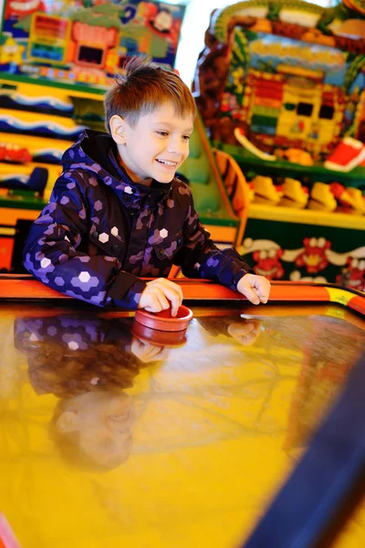 Menino jogando feliz — Fotografia de Stock