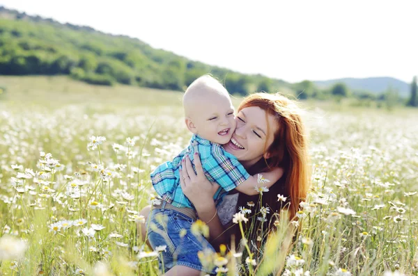 Objímání, matka a syn — Stock fotografie