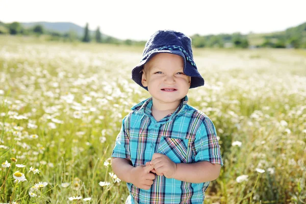 Jongen in veld — Stockfoto