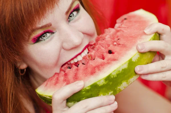 Chica brillante disfrutando de sandía dulce —  Fotos de Stock