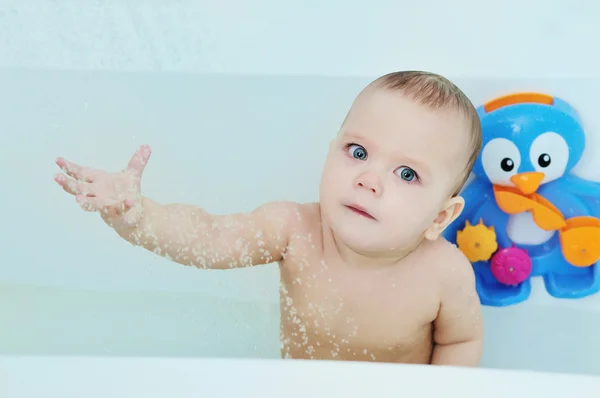 Bambino sotto la doccia — Foto Stock