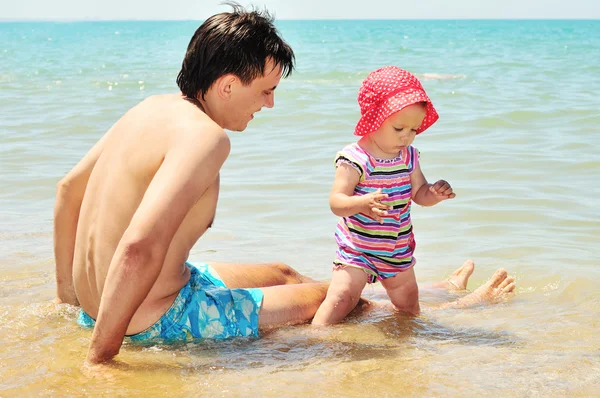 Фонтан з дитиною на пляжі — стокове фото