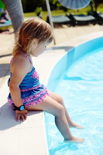 Criança perto da piscina — Fotografia de Stock