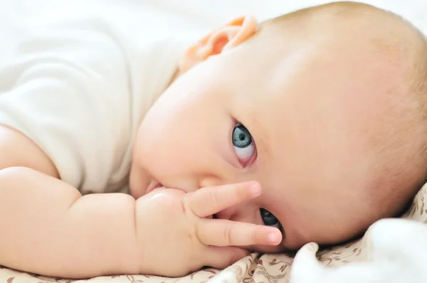 Bebeğin parmağını ağzına — Stok fotoğraf