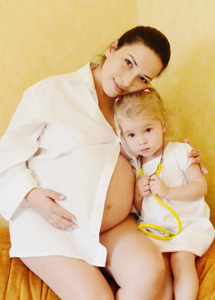 Pregnant mother with baby daughter — Stock Photo, Image