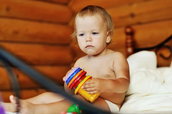 Peuter met speelgoed — Stockfoto