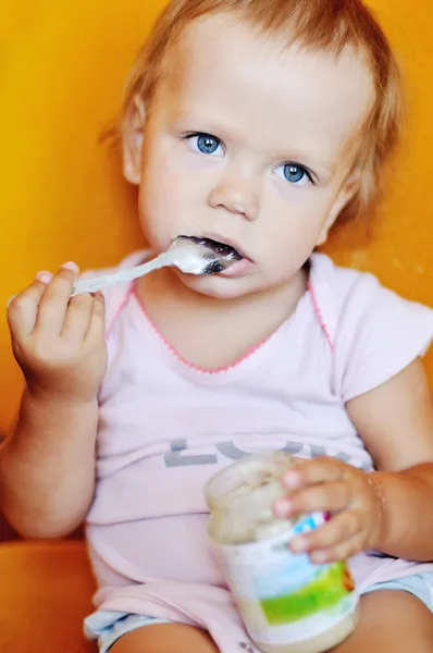 Baby flicka äter puré — Stockfoto