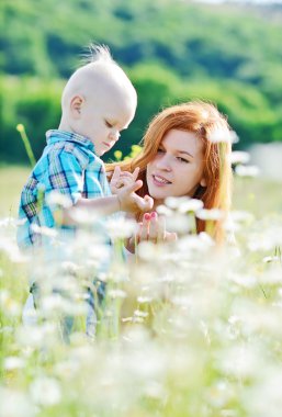 Anne ve Oğul sahada.