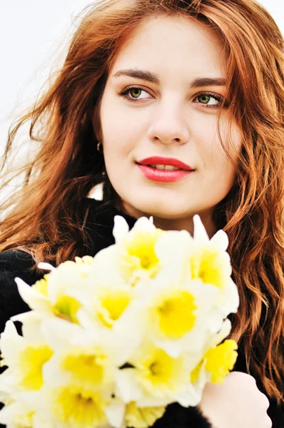 Girl with daffodils — Stock Photo, Image