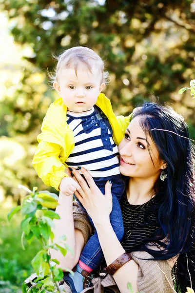 Jonge moeder met baby dochter — Stockfoto