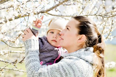 çiçeği ağacının altında