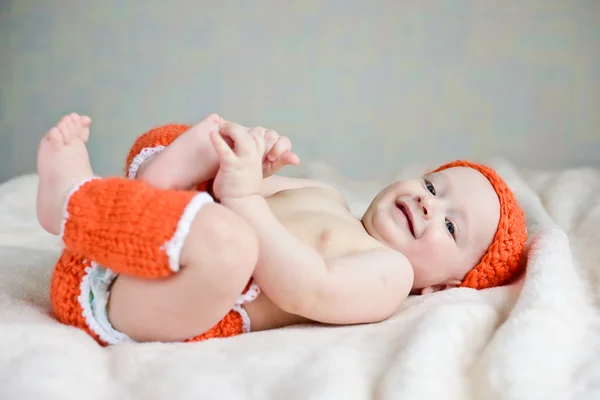 赤ちゃん自身の足をキャッチ — ストック写真