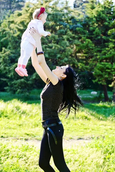 Moeder met plezier met baby dochter — Stockfoto