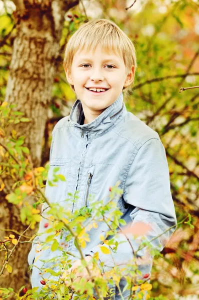 Jongen in Val tijd — Stockfoto