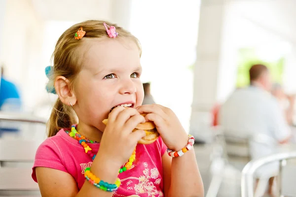 Dívka s hamburger — Stock fotografie