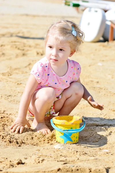 Liten flicka i sand — Stockfoto