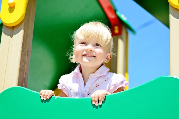 Bambino nel parco giochi — Foto Stock