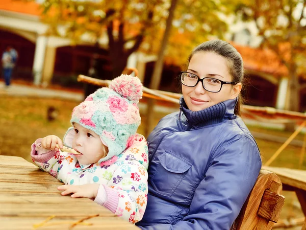 Mamma med barn dotter i höst park — Stockfoto