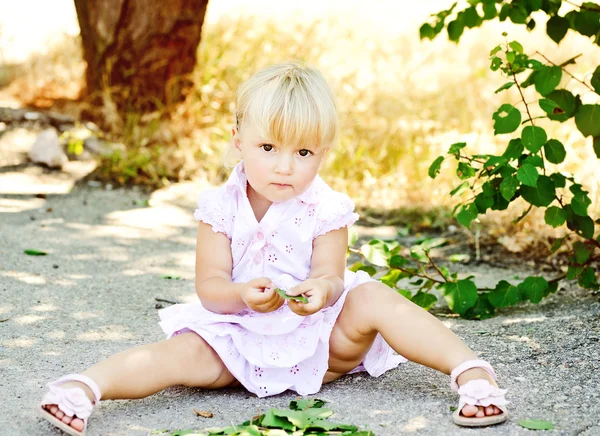 Dítě hrát venku — Stock fotografie