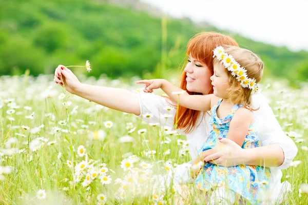 Spaß im Gänseblümchenfeld — Stockfoto